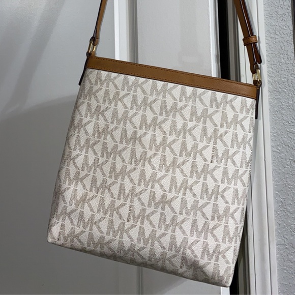 Vanilla Michael’s Kors backpack/purse/wallet set - Picture 6 of 10